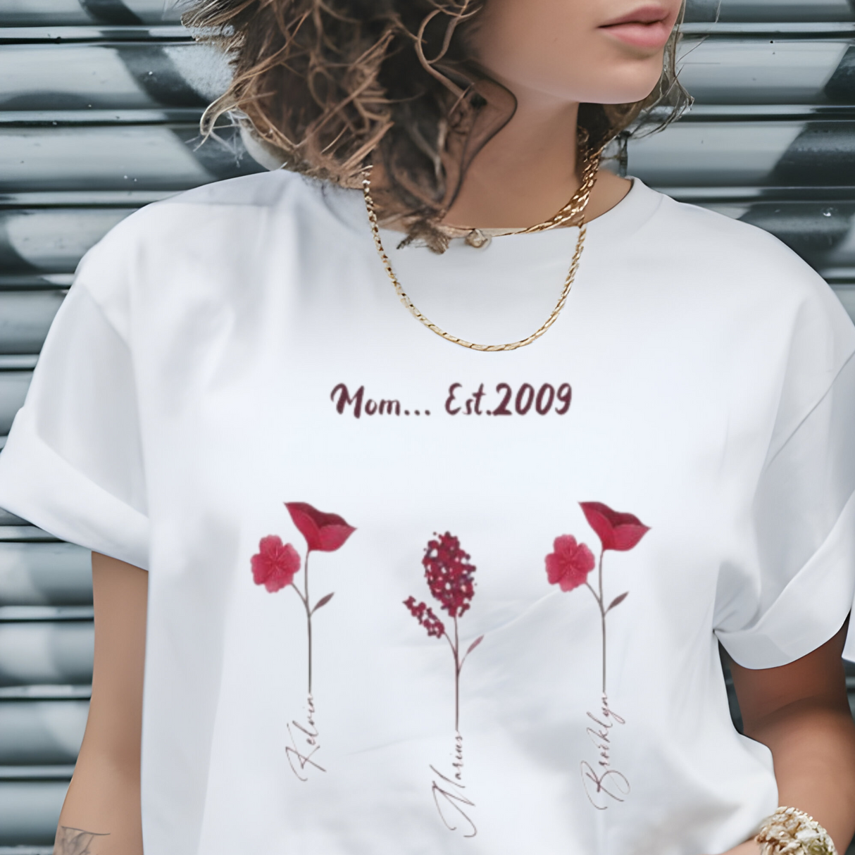 Das blühende Herz einer Mutter: Personalisiertes "Mom Est." T-Shirt