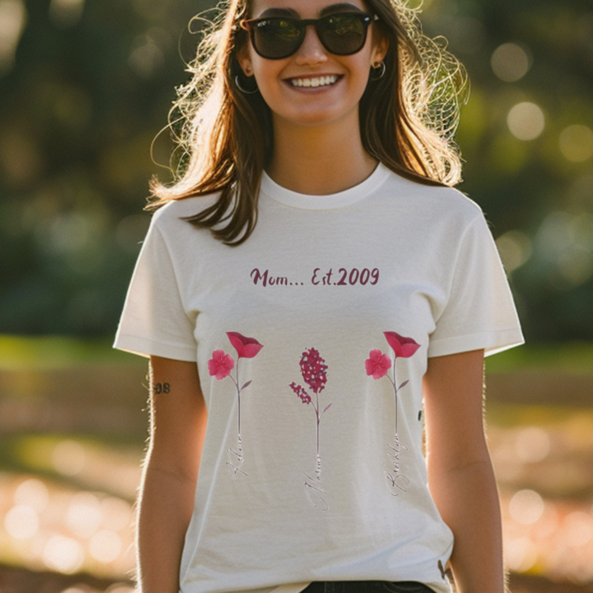 Das blühende Herz einer Mutter: Personalisiertes "Mom Est." T-Shirt
